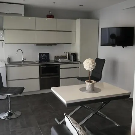 Elegant F2 With Comforts In Center Of