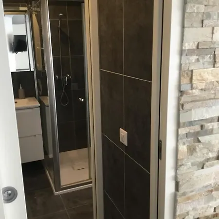Elegant F2 With Comforts In Center Of Apartment *