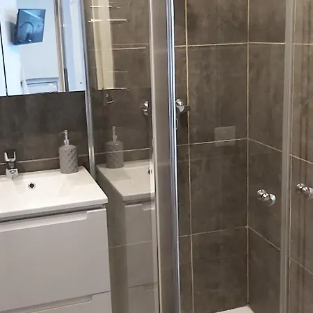 Elegant F2 With Comforts In Center Of Apartment